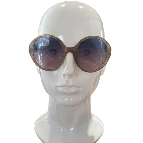 ROUND FRAME OVERSIZED SUNGLASSES WITH GOLD ON ARMS OF GLASSES 

0112 - Picture 1 of 6